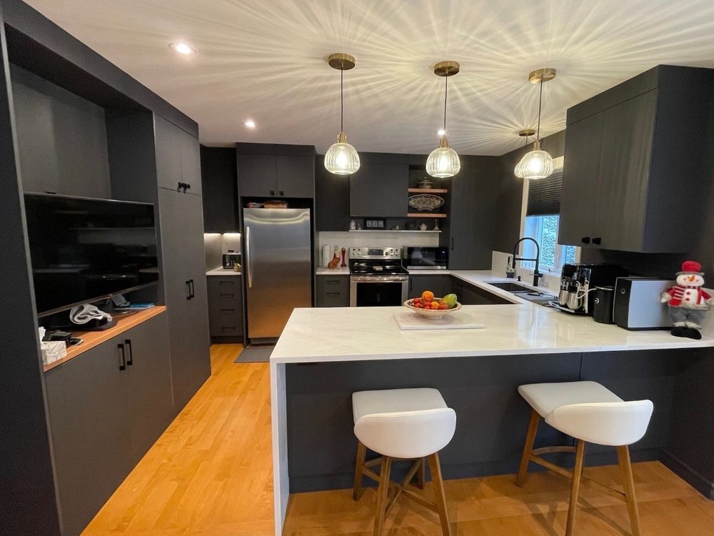 Cuisine rénovée par M. Construire — après